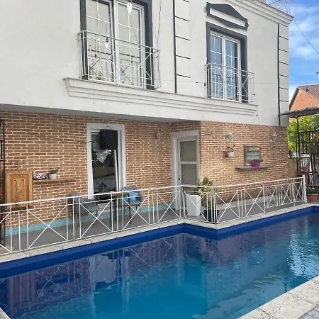 The Melbourne * Pogradec